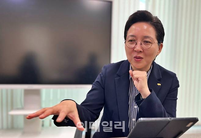 김진강 광주관광재단 사장이 지난해 시기와 장소를 각기 달리해 열리던 축제, 공연, 전시회 등 17개 행사를 하나의 타이틀로 묶은 엄브렐러 이벤트 ‘G-페스타 광주’에 대해 설명하고 있다. (사진=이선우 기자)