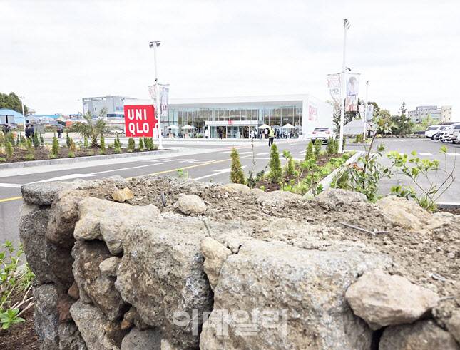 지난 25일 문을 연 유니클로 서귀포점의 모습. 전국 유니클로 가운데 가장 최남단에 위치해 있다. (사진=한전진 기자)