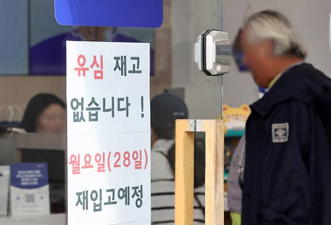 SK텔레콤이 28일 10시부터 가입자들에게 유심(eSIM 포함) 무료 교체서비스를 제공한다(사진=연합뉴스)