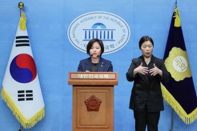 정춘생 조국혁신당 원내수석부대표가 28일 서울 여의도 국회 소통관에서 더불어민주당과 국민의힘의 지구당 부활법(정당법 개정안) 강행 처리 시도에 반대한다며 야3당(조국혁신당, 사회민주당, 기본소득당)을 대표해 기자회견을 하고 있다. (사진=뉴스1)