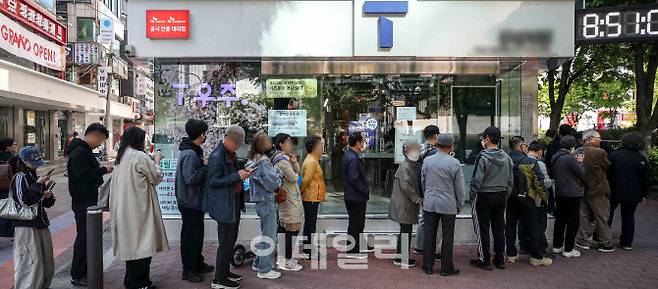 해킹 공격으로 가입자 유심 정보가 탈취된 SK텔레콤이 가입자 유심 무상 교체를 시작한 28일 서울 마포구의 한 T월드 본사 직영 대리점을 찾은 고객들이 유심을 교체하기 위해 대기하고 있다. (사진=이데일리 방인권 기자)