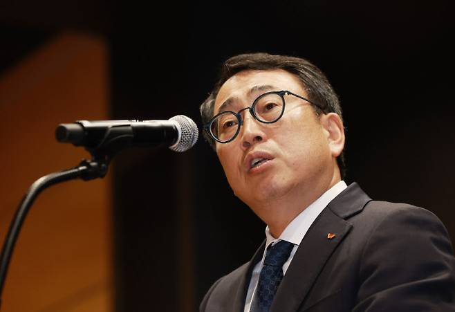 유영상 SK텔레콤 대표이사가 25일 서울 중구 SKT타워에서 SK텔레콤 이용자 유심(USIM) 정보가 해커 공격으로 유출된 것과 관련해 사과를 하며 발언하고 있다.(사진=연합뉴스)