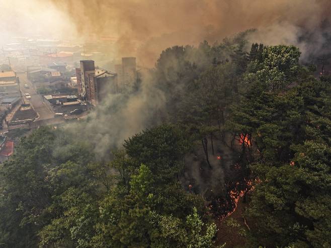 28일 오후 2시쯤 대구 북구 노곡동 함지산에서 발생한 산불이 인근인 조야동 민가까지 확산하고 있다. (사진= 연합뉴스)