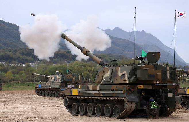 2024년 10월 21일 강원 철원군 문혜리 훈련장에서 호국훈련의 일환으로 열린 실사격 훈련에서 육군 8사단의 K9A1자주포가 포탄을 발사하고 있다.(사진=연합)