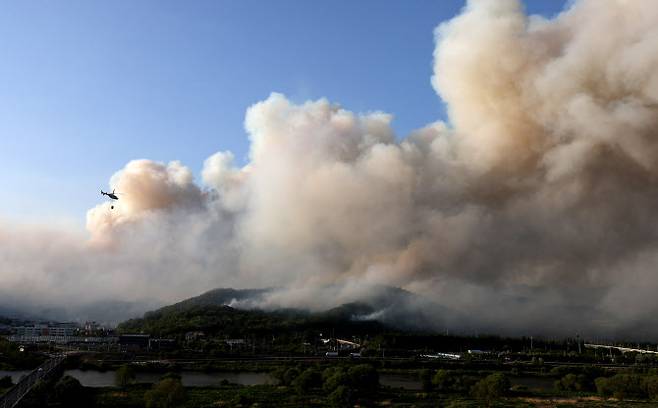 28일 오후 2시쯤 대구 북구 노곡동 함지산에서 불이 나 소방헬기가 진화작업을 하고 있다. (사진= 뉴시스)