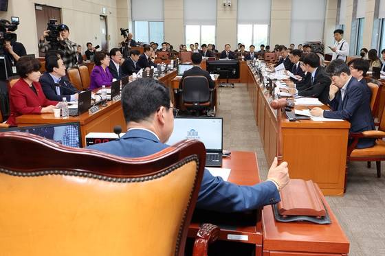 28일 국회 행정안전위원회 전체회의에서 더불어민주당 소속 신정훈 위원장이 2025년도 제1회 추가경정예산안을 상정하고 있다. 〈사진=연합뉴스〉