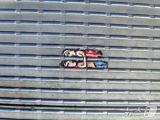 벤 윌슨이 제작한 위의 껌딱지 작품은 밀레니엄 브리지 바닥 표면에 난 홈에 가로막힌 연인의 사랑을 표현하고 있다.@ 조아현