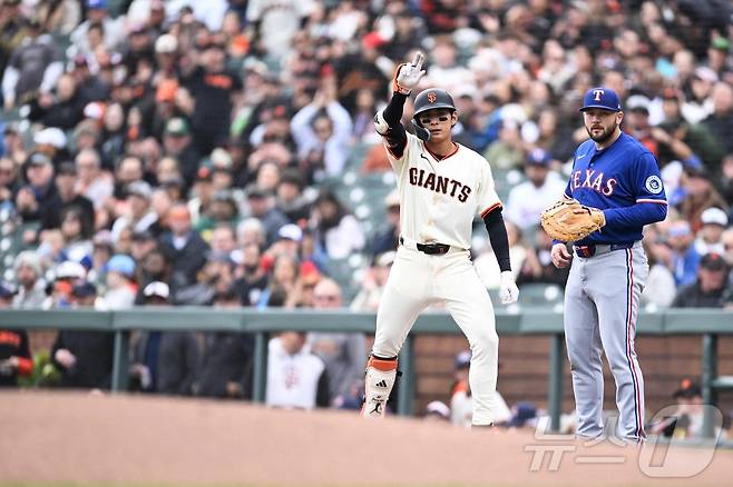 샌프란시스코 자이언츠 이정후가 28일(한국시간) 열린 2025 메이저리그 텍사스 레인저스전에서 1회말 안타를 때린 후 기뻐하고 있다. ⓒ AFP=뉴스1