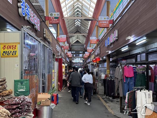 지난 25일 울산 남구 신정시장에 시민들이 지나다니고 있다. 2025.4.25./뉴스1 김세은 기자