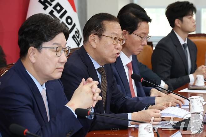 권영세 국민의힘 비상대책위원장이 28일 오전 서울 여의도 국회에서 열린 비상대책위원회의에서 발언하고 있다. 2025.4.28/뉴스1 ⓒ News1 이광호 기자