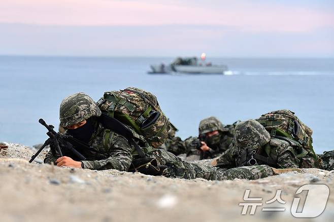 28일 오전 경북 포항시 송라면 독석리 해안에서 실시된 2025 전반기 합동상륙훈련에서 해병대1사단 대원들이 훈련을 하고 있다.2025.4.28/뉴스1 ⓒ News1 최창호 기자
