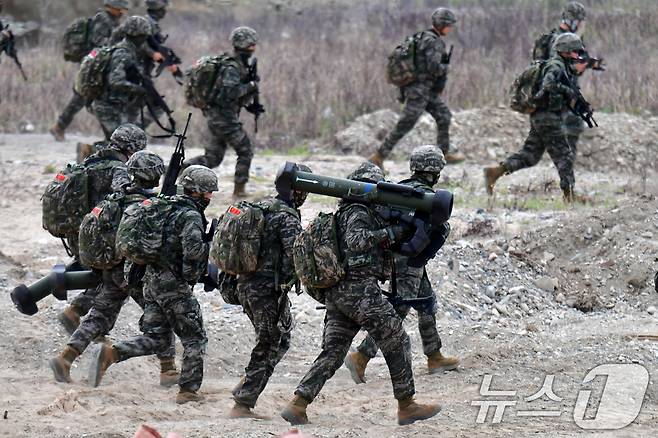 28일 오전 경북 포항시 송라면 독석리 해안에서 실시된 2025 전반기 합동상륙훈련에서 해병대1사단 대원들이 훈련을 하고 있다.2025.4.28/뉴스1 ⓒ News1 최창호 기자