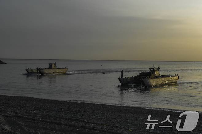 지난 26일 해군 해병대 합동상륙훈련 예행연습 간 참가 중인 전투장갑도자가 해안장애물을 개척을 위해 상륙하고 있다. (해병대사령부 제공, 재판매 및 DB금지) 2025.4.28/뉴스1