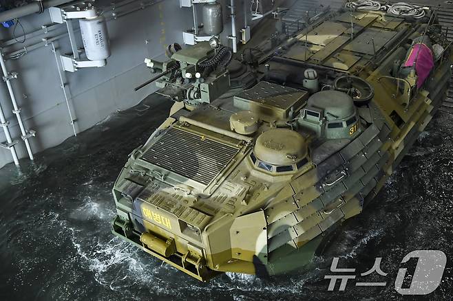 지난 26일 해군 해병대 합동상륙훈련 예행연습 간 참가 중인 상륙돌격장갑차(KAAV)가 노적봉함(LST-2)에서 해상 진수를 하고 있다. (해병대사령부 제공, 재판매 및 DB금지) 2025.4.28/뉴스1