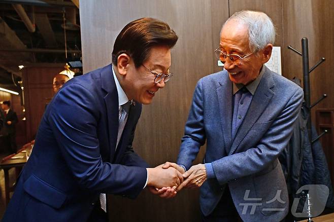 이재명 더불어민주당 대표가 30일 서울 여의도 모처에서 윤여준 전 환경부 장관과 오찬 회동을 갖고 인사하고 있다. (공동취재) 2024.10.30/뉴스1 ⓒ News1 김민지 기자