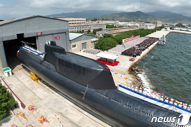 (평양 노동신문=뉴스1) = 북한이 전술핵공격잠수함 제841호를 건조하고 이름을 '김군옥 영웅'함으로 명명했다고 전했다. 김 총비서는 진수식 연설에서 해군의 핵무장화를 강조했다. [국내에서만 사용가능. 재배포 금지. DB 금지. For Use Only in the Republic of Korea. Redistribution Prohibited] rodongphoto@news1.kr
