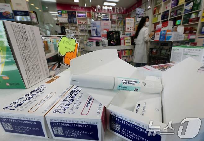 서울 강남구 파크약국에서 약사가 입고된 비만치료제 '위고비'를 정리하고 있다. 2024.10.16/뉴스1 ⓒ News1 황기선 기자