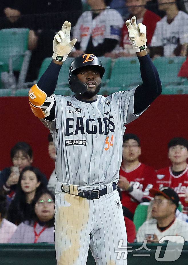 17일 인천시 미추홀구 인천SSG랜더스필드에서 열린 프로야구 '2025 신한 SOL 뱅크 KBO리그' SSG와 한화의 경기에서 5회초 2사 2,3루 상황 한화 플로리얼이 2타점 안타를 친 후 환호하고 있다. 2025.4.17/뉴스1 ⓒ News1 박세연 기자