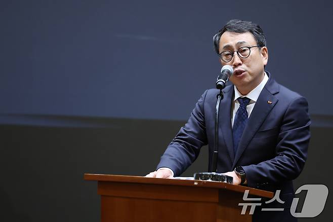 유영상 SK텔레콤 대표이사가 25일 서울 중구 SKT타워에서 고객 정보 보호조치 강화 설명회를 열고 SK텔레콤 이용자 유심(USIM) 정보 해킹 사고와 관련해 사과하고 있다. 2025.4.25/뉴스1 ⓒ News1 이동해 기자