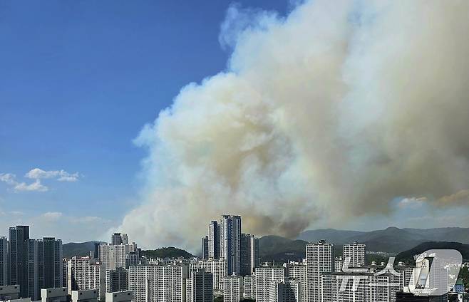 28일 오후 2시 1분쯤 대구 북구 노곡동 함지산에서 불이 나 주변으로 연기가 피어오르고 있다. 2025.4.28/뉴스1 ⓒ News1 공정식 기자