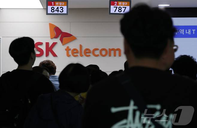 해킹 공격으로 가입자 유심 정보가 탈취된 SK텔레콤이 가입자 유심 무상 교체를 시작한 28일 오전 인천공항 제2터미널 SKT매장 앞에 고객들이 줄지어 대기하고 있다.  2025.4.28/뉴스1 ⓒ ews1 권현진 기자