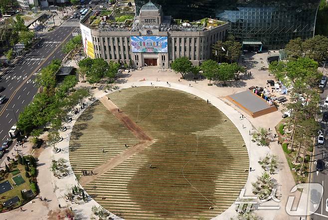 28일 시민들에게 공개된 서울 중구 서울광장의 모습. 서울광장 바닥에 우리 기후 특성에 맞는 난지형 잔디(한국형잔디)로 교체하고 잔디 사이에는 나무길이 조성됐다. 서울시는 올 하반기에 서울광장 2차 개선 프로젝트에 들입, 내년 4월까지 서울광장 숲을 완성할 계획이다. 2025.4.28/뉴스1 ⓒ News1 장수영 기자