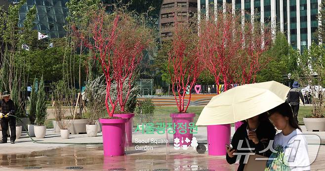 28일 시민들에게 공개된 서울 중구 서울광장의 모습.  2025.4.28/뉴스1 ⓒ News1 장수영 기자