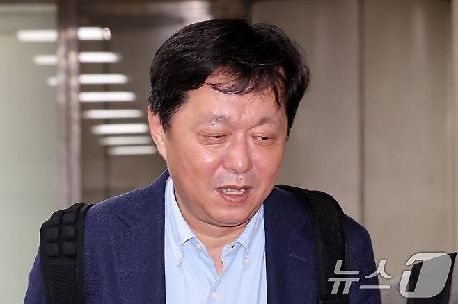 이재명 더불어민주당 대표의 최측근인 정진상 전 당대표 정무조정실장이 21일 오전 서울 서초구 서울중앙지법에서 열린 대장동 개발비리와 성남FC 불법후원 의혹 사건에 대한 공판에 출석하고 있다. 2024.5.21/뉴스1 ⓒ News1 박지혜 기자