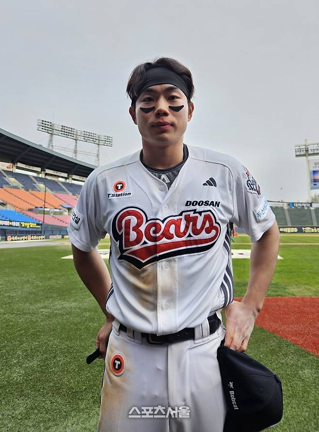 두산 오명진이 27일 서울 잠실구장에서 열린 2025 KBO리그 정규시즌 롯데전 승리 후 인터뷰에 응하며 포즈를 취하고 있다. 잠실 | 강윤식 기자 skywalker@sportsseoul.com