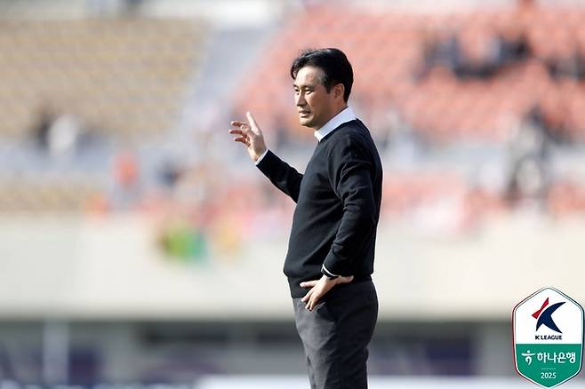 안양 유병훈 감독이 26일 제주전에서 그라운드를 응시하고 있다. 사진 | 한국프로축구연맹