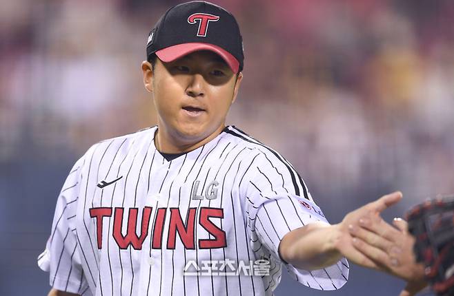 LG 선발투수 송승기가 투구 후 덕아웃으로 들어오며 야수들과 하이파이브를 하고 있다. 사진 | 최승섭기자 thunder@sportsseoul.com