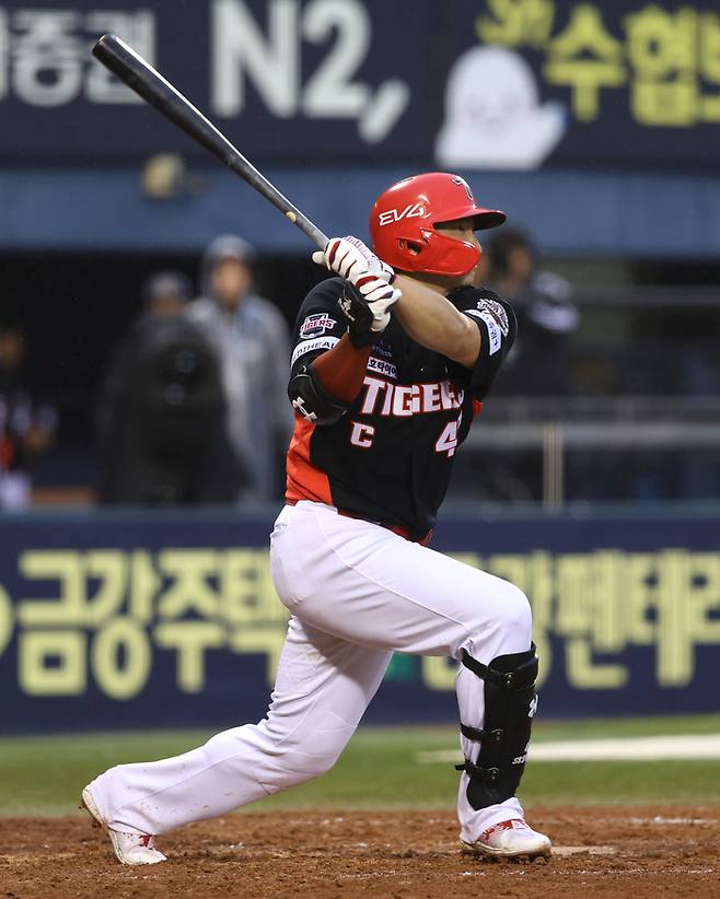KIA 나성범이 19일 잠실구장에서 열린 2025 KBO리그 두산전에서 9회초 2루타를 때리고 있다. 사진 | KIA 타이거즈