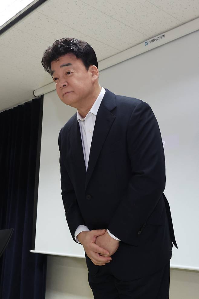 백종원 더본코리아 대표가 지난 3월 정기 주주총회에서 주주들을 향해 사과하고 있다.     사진 | 연합뉴스