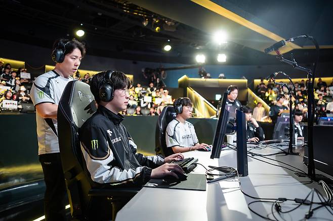 젠지 선수단이 27일 서울 종로구 롤 파크에서 열린 2025 리그 오브 레전드 챔피언스 코리아 정규시즌 DRX전에 앞서 손을 풀고 있다. 사진 | 라이엇 게임즈