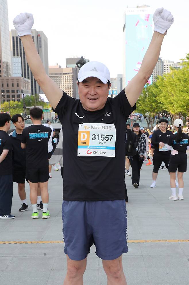 2025 서울하프마라톤 대회에 참가한 권오갑 HD현대 회장이 27일 오전 서울 광화문 광장에서 포즈를 취하고 있다. 2025.04.27. 사진제공=조선일보