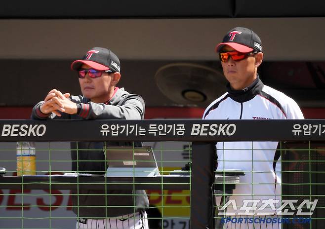 26일 광주 기아챔피언스필드에서 열린 KIA 타이거즈와 LG 트윈스의 경기. LG 염경엽 감독이 생각에 잠겨 있다. 광주=박재만 기자 pjm@sportschosun.com/2025.04.26/