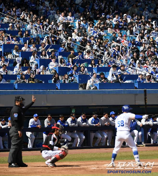 14일 대구 삼성라이온즈파크에서 열린 삼성 라이온즈와 LG 트윈스의 시범경기. 평일에도 불구하고 3루 홈 관중석을 가득 메운 삼성 팬들이 야구를 즐기고 있다. 대구=박재만 기자 pjm@sportschosun.com/2025.03.14/