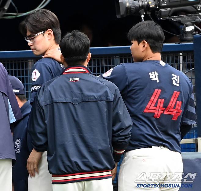 아쉬워하는 송재영을 위로해주는 모습