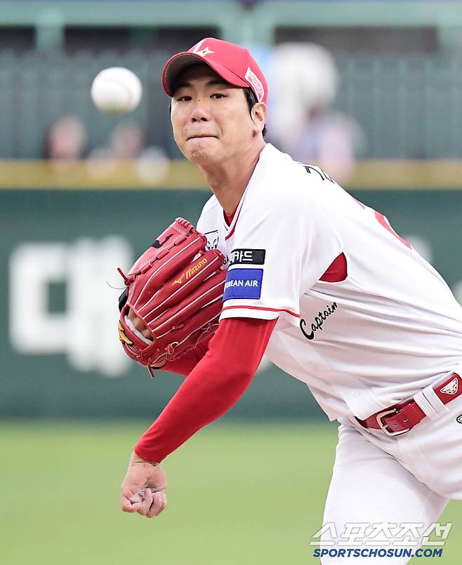 16일 인천 SSG랜더스필드에서 열린 KBO리그 SSG와 한화의 경기. 선발 투구하고 있는 SSG 김광현. 인천=송정헌 기자songs@sportschosun.com/2025.04.16/