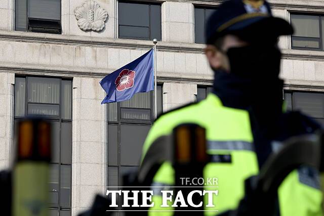 국민의힘 대선 경선 주자인 홍준표 전 대구시장이 공약으로 헌법재판소 폐지를 내놓으면서 윤석열 전 대통령 탄핵 인용 전후로 불거진 이른바 '헌재 폐지론'에 다시금 불을 지폈다. /사진공동취재단