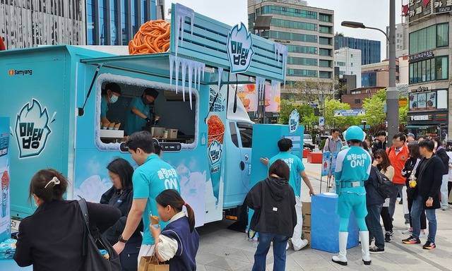 삼양식품이 신제품 '맵탱 쿨스파이시 비빔면 김치맛' 출시를 기념해 전국에서 '출동 후레시맵' 행사를 진행한다. /삼양식품