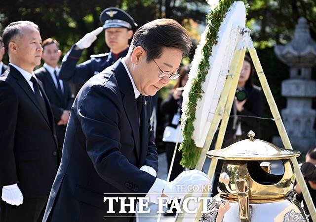 이재명 더불어민주당 대선 후보가 28일 오전 서울 동작구 국립서울현충원 고 이승만 전 대통령 묘역을 찾아 참배하고 있다. /남윤호 기자