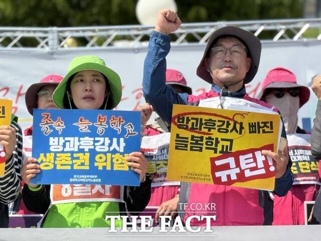 방과후학교 강사 10명 중 9명이 정부의 늘봄학교 정책 시행 이후 직업 안정성에 불안을 느끼고 있는 것으로 나타났다. 전국교육공무직본부와 전국학교비정규직노조(학비노조)는 28일 서울 종로구 정부서울청사 앞에서 기자회견을 열고 이같은 실태조사 결과를 공개했다. 단체는 "교육부는 늘봄학교 운영을 개선하고 방과후강사 생존권을 보장하라"고 촉구했다. /정인지 기자
