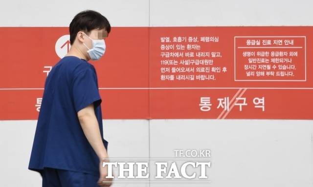 김홍순 교육부 의대교육지원관(국장)은 28일 정례브리핑에서 "어떤 루트로든 (학사유연화에 대해) 협의한 바 없다"며 "학칙대로 하겠다는 게 학장님들 입장이고 교육부도 유급에 대해 별도 조치는 생각하지 않고 있다"고 선을 그었다. 사진은 서울의 한 대학병원./장윤석 기자