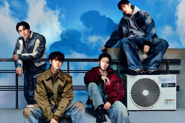 타이틀곡 'Chains'는 클라리넷 리프로 시작하는 힙합 곡이다. 작사 작곡에 참여한 이기광은 "멋있는 퍼포먼스 곡이 있었으면 해서 좋은 수록곡이 되겠다는 마음으로 제출한 노래인데 타이틀곡이 됐다"고 말했다. /어라운드어스