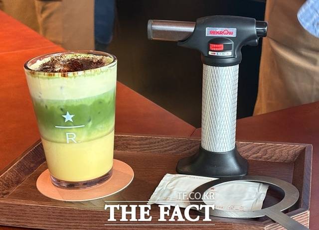 '프렌치 바닐라 말차 라떼'는 음료 위 초콜릿을 토치로 구워 단맛을 극대화한 음료다. /문화영 기자