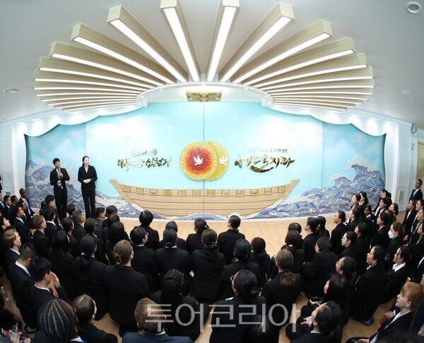 최근 신천지 광주교회 성전투어에 참석한 성도들이 성전 3층에서 도슨트의 설명을 듣고 있는 모습./사진-신천지 광주교회