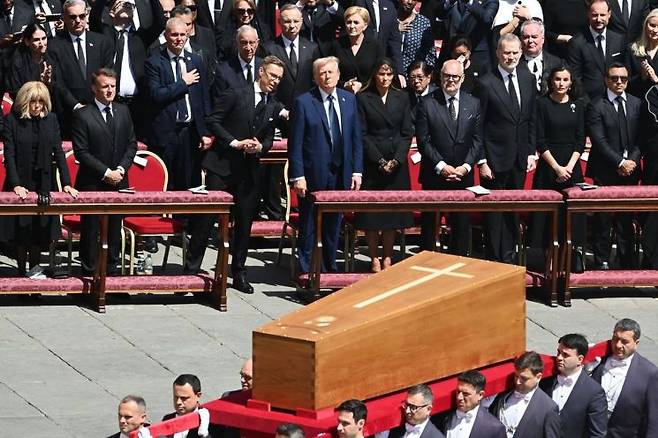 프란치스코 교황 장례 미사에서 검은색이 아닌 파란색 정장과 넥타이를 착용해 구설에 오른 가운데, 일각선 이마저도 트럼프 대통령의 외교 영향력 과시를 위한 의도된 연출이라는 지적이 나온다. AFP·연합뉴스