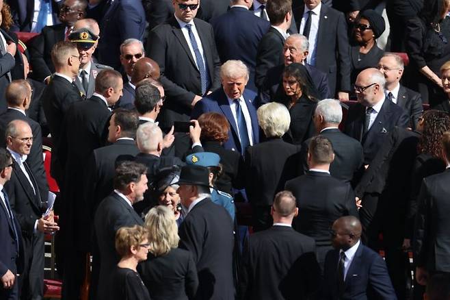 실제로 이날 바티칸에서는 곳곳에서 만남이 이뤄졌다.트럼프 대통령은 에마뉘엘 마크롱 프랑스 대통령, 우르줄라 폰데어라이엔 유럽연합(EU) 집행위원장과도 악수했다. 아울러 트럼프 대통령은 조르자 멜로니 이탈리아 총리와 악수한 뒤 짧은 담소를 나눴고 옆자리에 앉은 에스토니아, 핀란드 정상과도 가볍게 대화를 주고받았다. 신화통신·연합뉴스