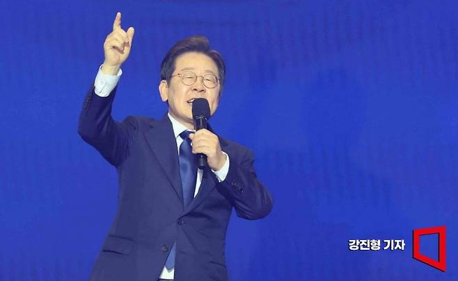 더불어민주당 제21대 대통령선거 후보자 선출을 위한 수도권·강원·제주 합동 연설회가 27일 경기도 고양시 일산 킨텍스 제2전시장에서 열렸다. 대선 후보로 선출된 이재명 전 대표가 수락연설을 하고 있다.